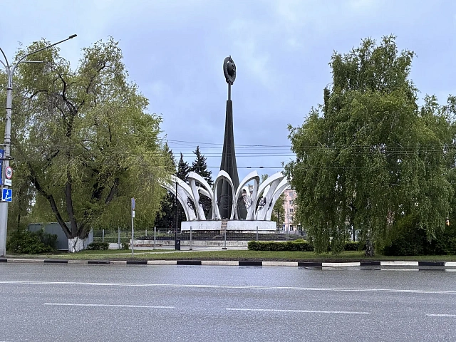 В Новокузнецке начали ремонт знаменитого монумента «Ромашка»