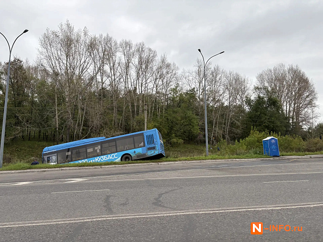 В Новокузнецке автобус съехал в кювет в Точилино