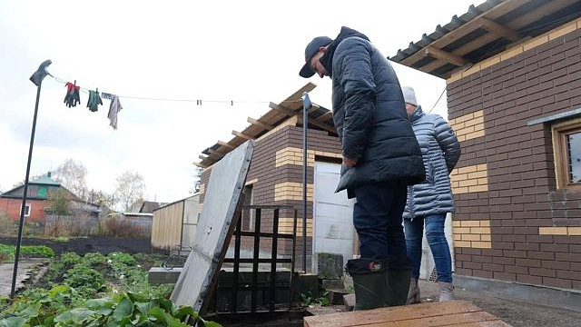 В Заводском районе Кемерова начали расчищать засыпанный кювет после подтоплений подполий