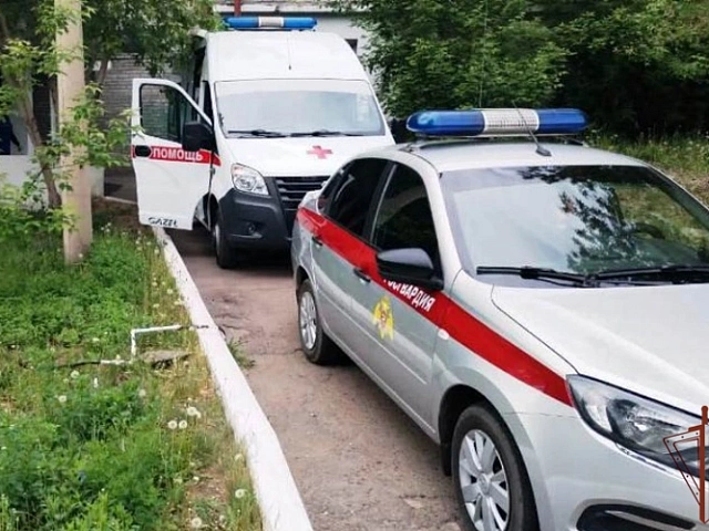 В Топках мужчина избил сожительницу селфи-палкой и облил водой из ведра