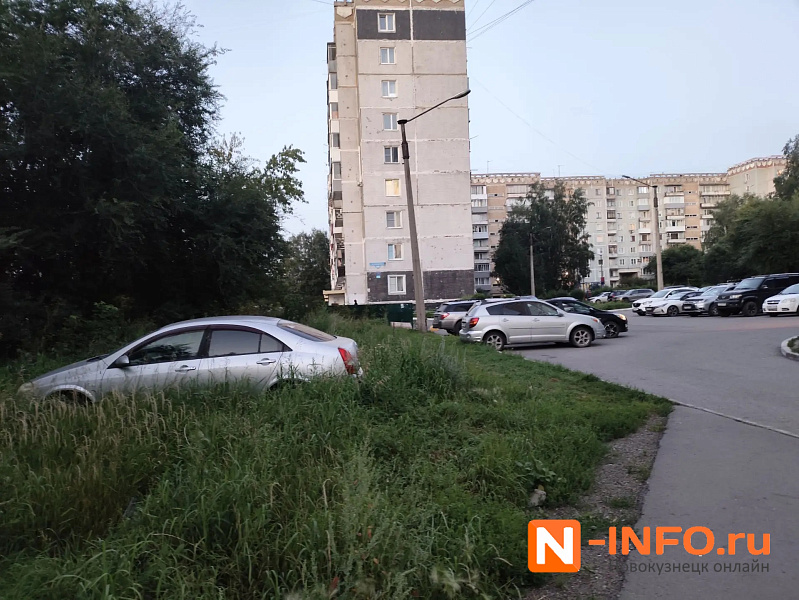 На Ильинке у дороги стоит брошенный Nissan Almera без номеров — читатели просят проверить