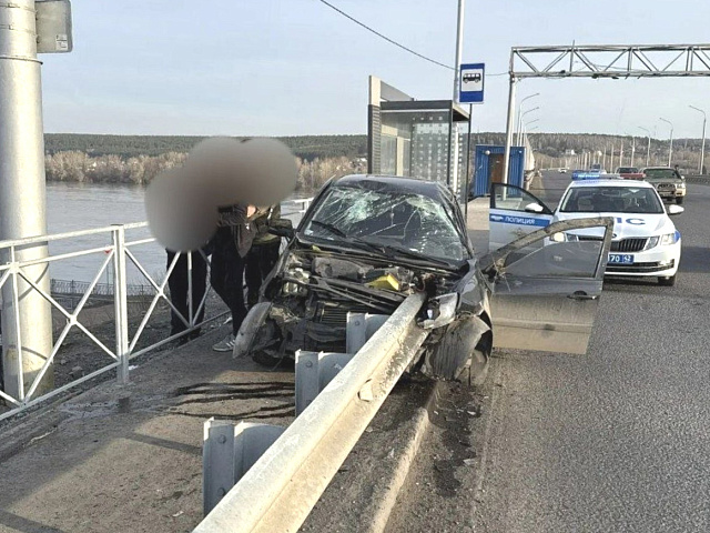 В Кемерове пьяный водитель нанизал Гранту на отбойник на Кузбасском мосту