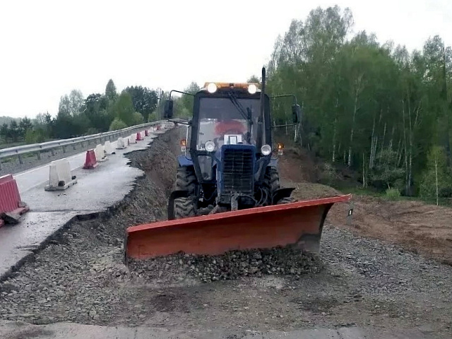 На трассе Новокузнецк-Бийск уложили 560 тонн щебня и открыли проезд для легковых