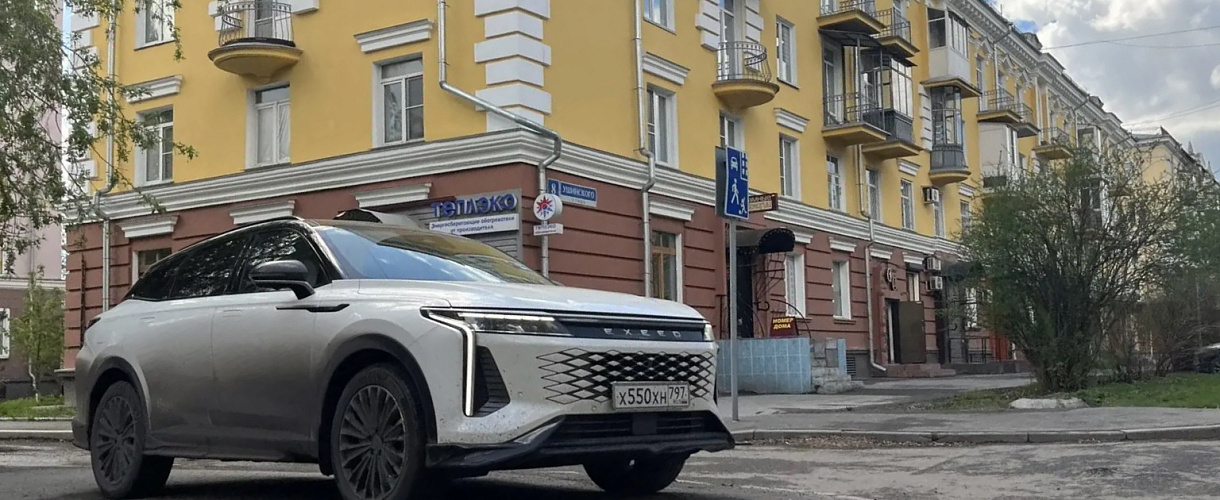На Ушинского в Новокузнецке водители паркуются прямо на тротуаре: сотрудник компании прислал фото