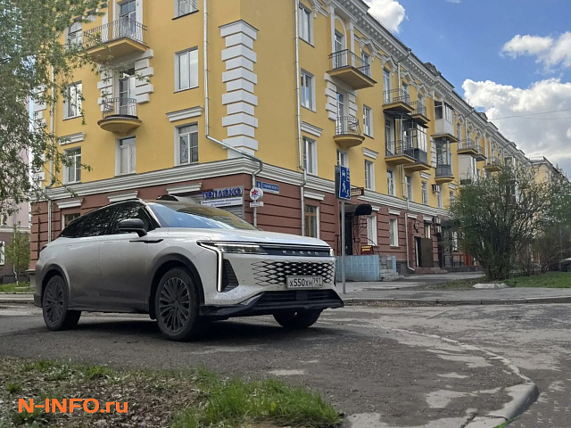 На Ушинского в Новокузнецке водители паркуются прямо на тротуаре: сотрудник компании прислал фото