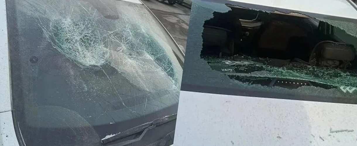 Ремнём по стеклу: пассажир такси устроил погром в Прокопьевске после ссоры с водителем