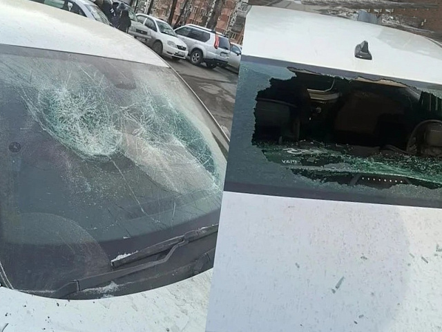 Ремнём по стеклу: пассажир такси устроил погром в Прокопьевске после ссоры с водителем