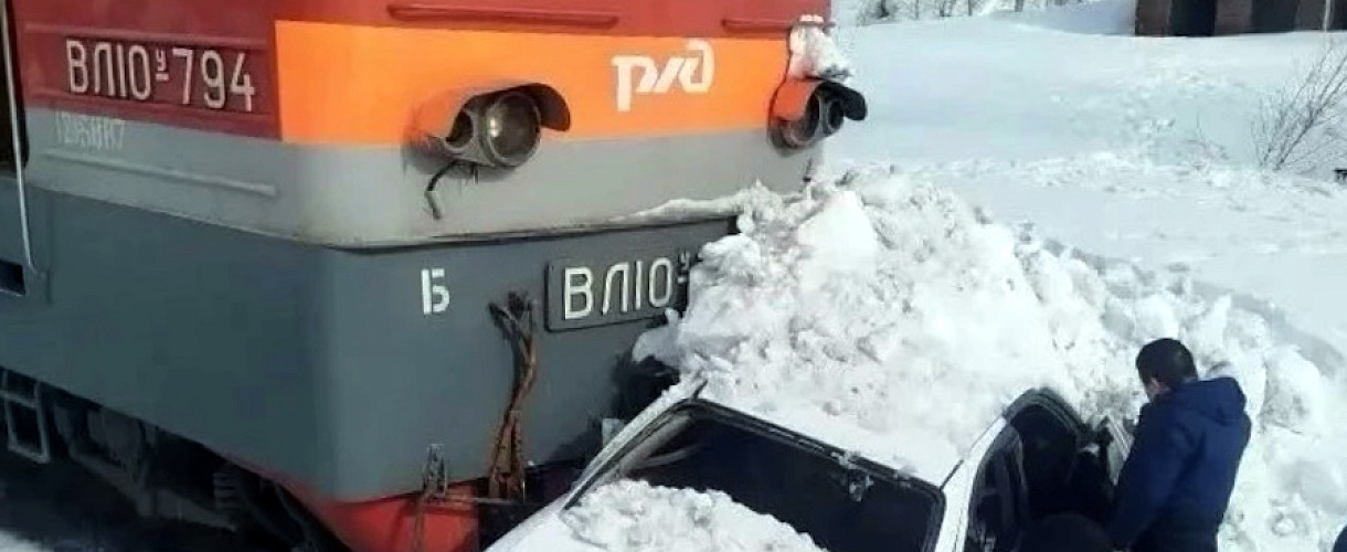 Трагедия на переезде в Кузбассе: грузовой состав буквально смял легковушку у популярного курорта (ФОТО)