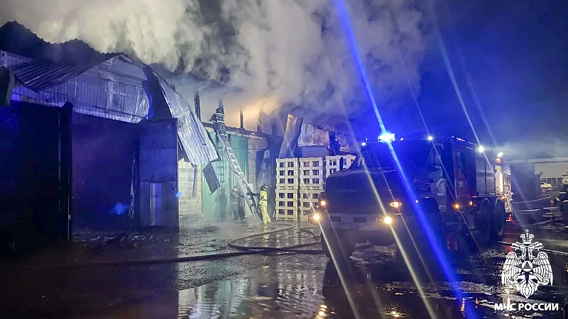 В Новокузнецке на Слесарной горел склад на площади 700 квадратов