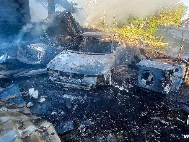 В посёлке Разведчик пожар уничтожил два дома, гаражи и три автомобиля