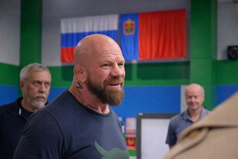 Джефф Монсон во время встречи в спортивном комплексе