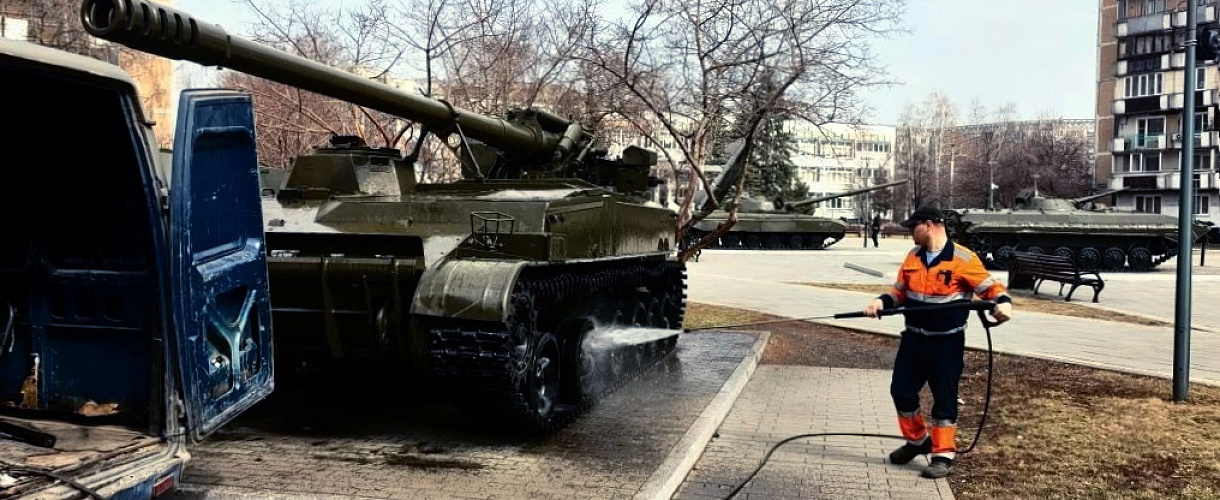 В Новокузнецке к Дню Победы приводят в порядок военную технику в Сквере маршала Жукова (ФОТО)