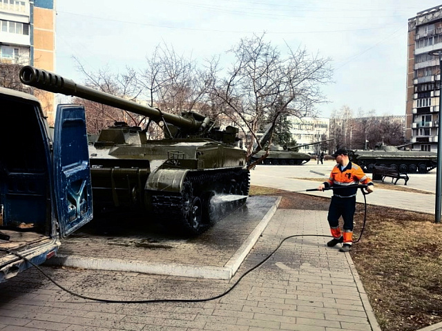 В Новокузнецке к Дню Победы приводят в порядок военную технику в Сквере маршала Жукова (ФОТО)