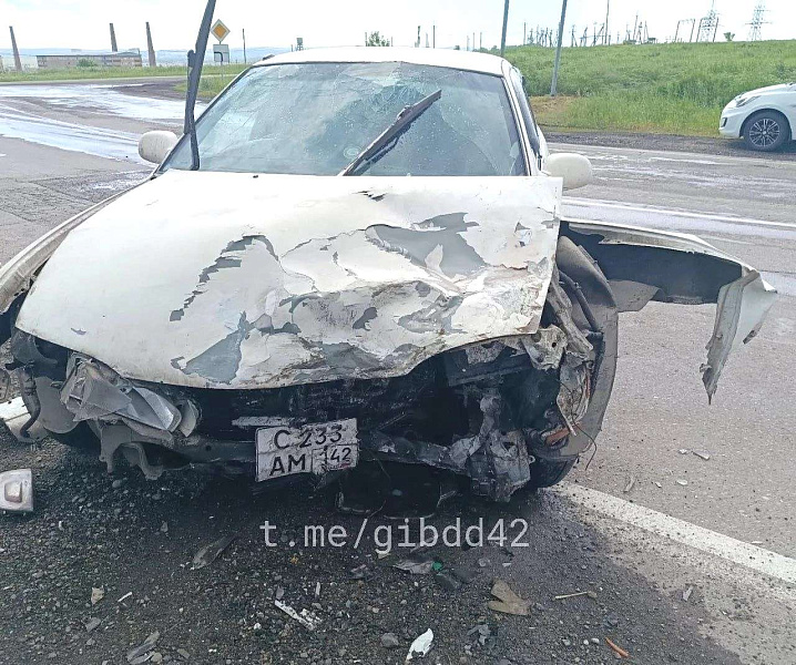 В Новокузнецком округе 25-летняя автоледи вылетела на встречку на повороте: пострадали 4 человека