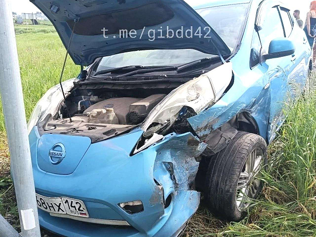 В Новокузнецком округе 25-летняя автоледи вылетела на встречку на повороте: пострадали 4 человека